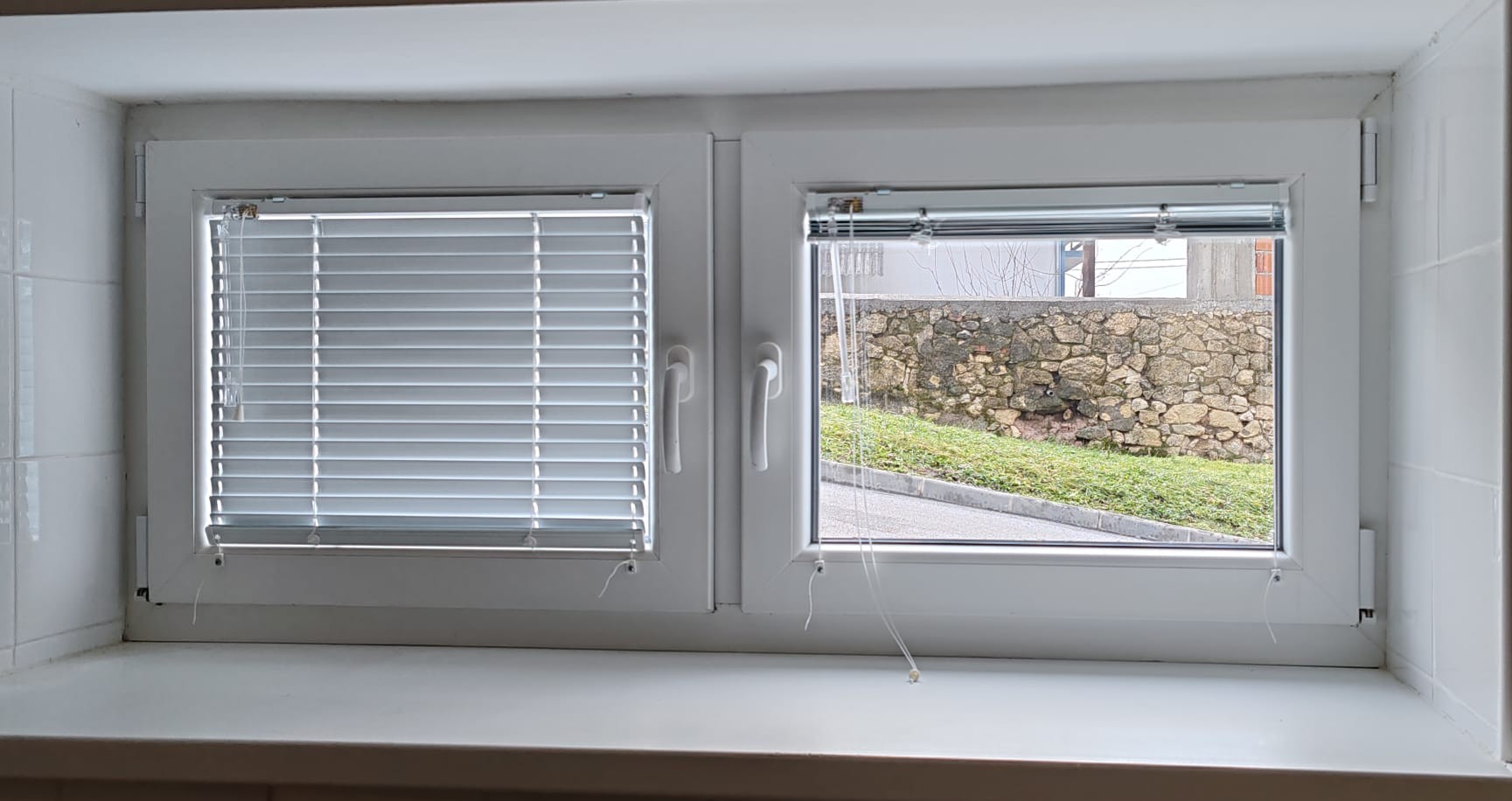 PVC prozor s unutarnjim venecijanerima